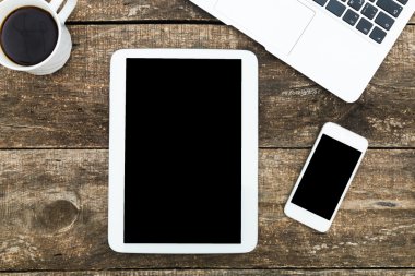 Eski ahşap masa üzerinde dijital tablet bilgisayar.