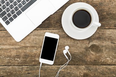 Eski ahşap masa üzerinde dijital tablet bilgisayar