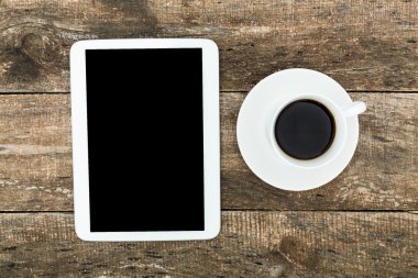 Eski ahşap masa üzerinde dijital tablet bilgisayar