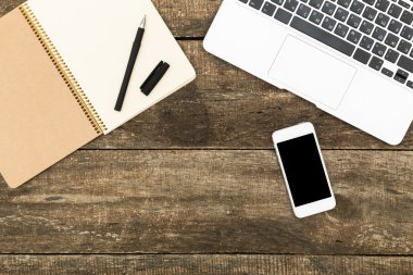 Eski ahşap masa üzerinde dijital tablet bilgisayar