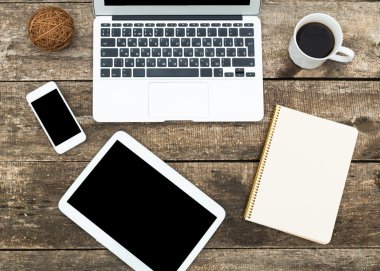 Eski ahşap masa üzerinde dijital tablet bilgisayar