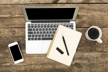 Eski ahşap masa üzerinde dijital tablet bilgisayar