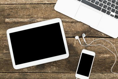 Eski ahşap masa üzerinde dijital tablet bilgisayar