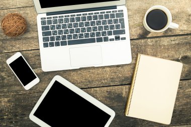 Eski ahşap masa üzerinde dijital tablet bilgisayar