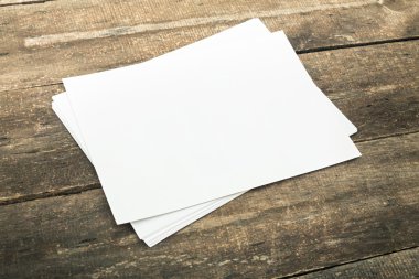 Eski ahşap masa üzerinde dijital tablet bilgisayar.