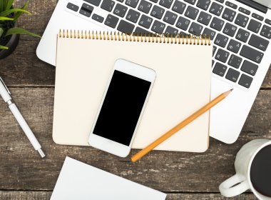 Eski ahşap masa üzerinde dijital tablet bilgisayar