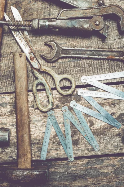 Ahşap üzerinde çeşitli çalışma araçları