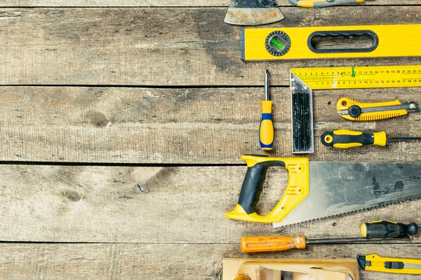 Verschiedene Arbeitswerkzeuge auf Holz — Stockfoto