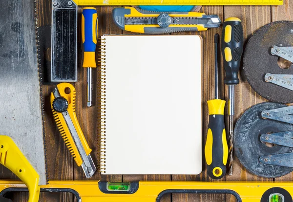 Verschiedene Arbeitswerkzeuge auf Holz — Stockfoto