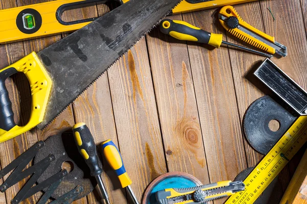 Verschiedene Arbeitswerkzeuge auf Holz — Stockfoto