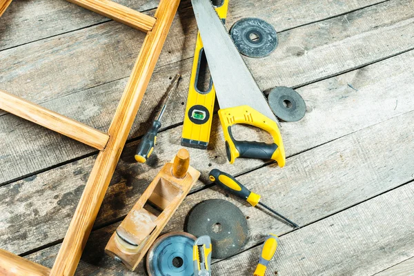 Verschiedene Arbeitswerkzeuge auf Holz — Stockfoto