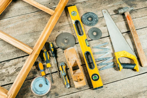 Herramientas de trabajo variadas sobre madera — Foto de Stock