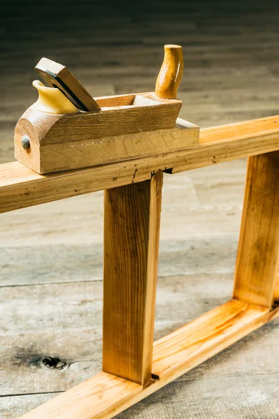 Utensili da lavoro assortiti su legno — Foto Stock