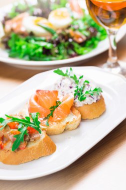 füme somon ile ekmek