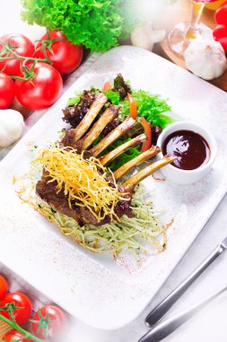 ızgara biftek et salatası ile