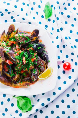 Beyaz şarap soslu haşlanmış midye.