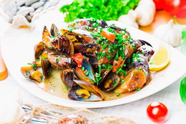 Beyaz şarap soslu haşlanmış midye.