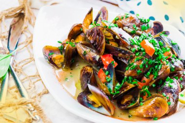 Beyaz şarap soslu haşlanmış midye.