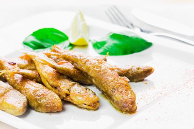 Limonlu kızarmış balık.