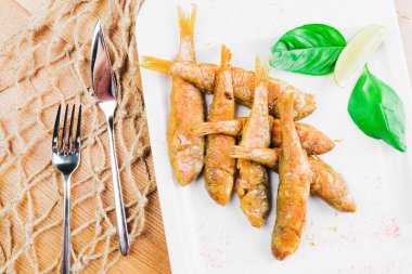 Limonlu kızarmış balık.