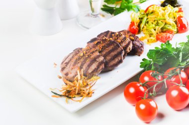 ızgara biftek et salatası ile