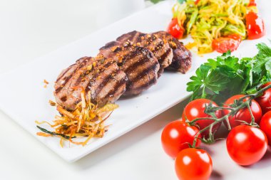 ızgara biftek et salatası ile