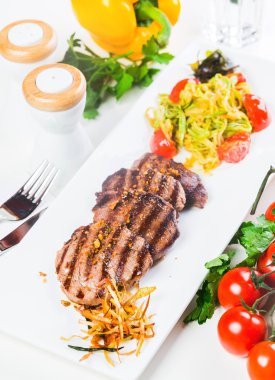 ızgara biftek et salatası ile