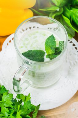 ahşap bir masa üzerinde bir bardak kabak