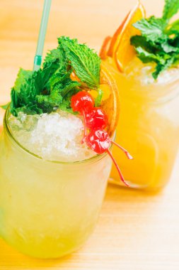 buz ve nane ile kavanoz limonata