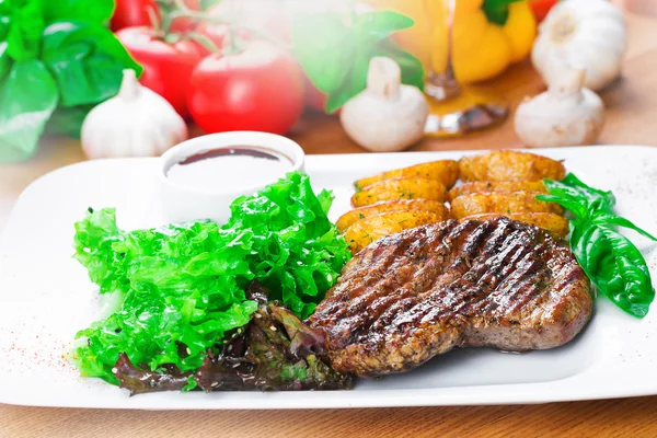 Grilovaný biftek maso se salátem — Stock fotografie