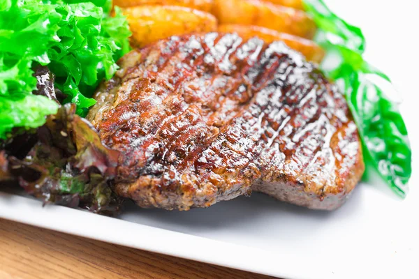 Carne de bife grelhada com salada — Fotografia de Stock