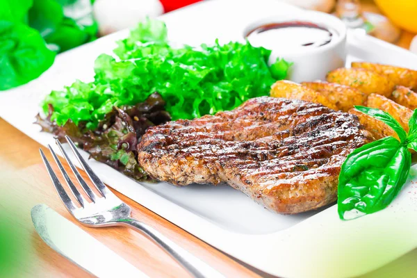 Mięso z grilla steki z sałatką — Zdjęcie stockowe