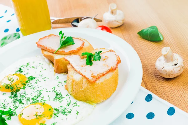 Desayuno tradicional con tocino, huevos fritos y tostadas —  Fotos de Stock