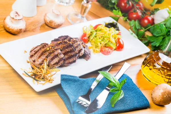 Viande de steak grillée avec salade — Photo