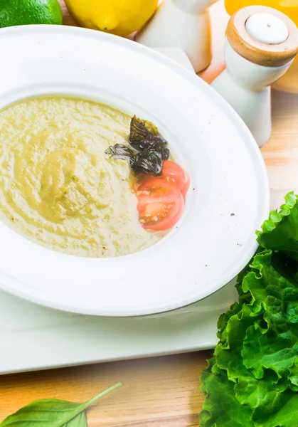 Суп с брокколи на столе — стоковое фото