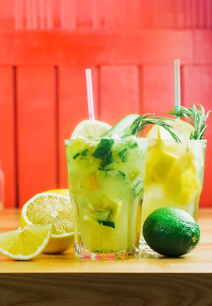 Limonade met ijs en mint — Stockfoto