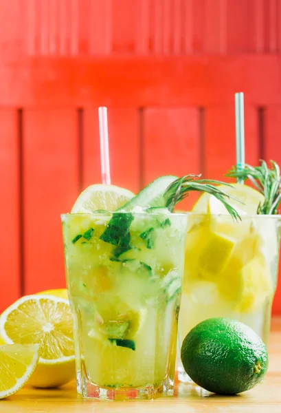 Limonade met ijs en mint — Stockfoto