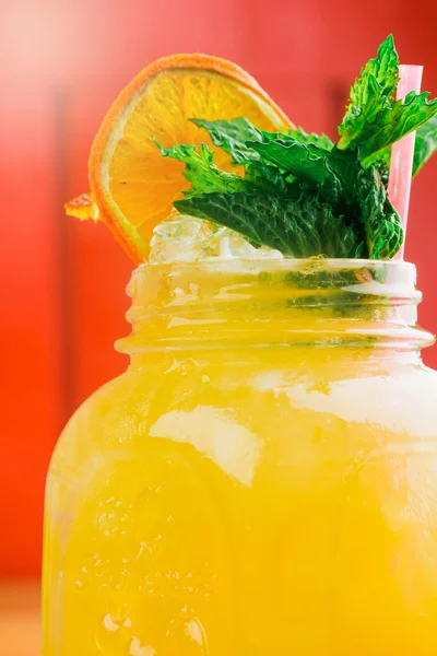 Limonata in vaso con ghiaccio e menta — Foto Stock