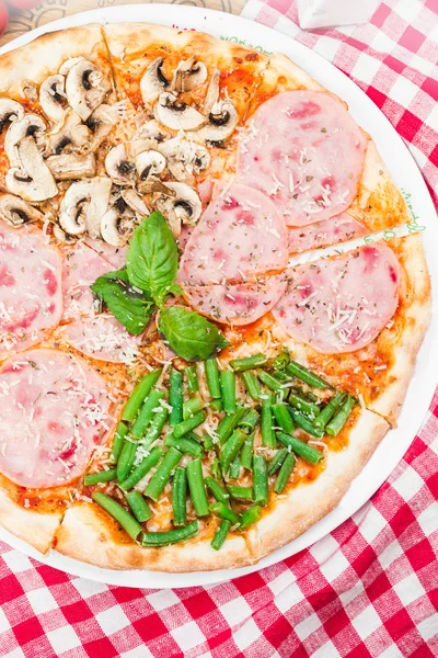 Italienische Pizza — Stockfoto