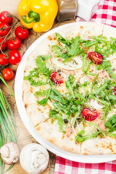 Rustikale italienische Pizza — Stockfoto