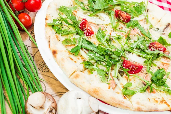 Rustikale italienische Pizza — Stockfoto