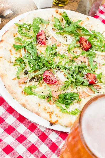 Rustikale italienische Pizza — Stockfoto