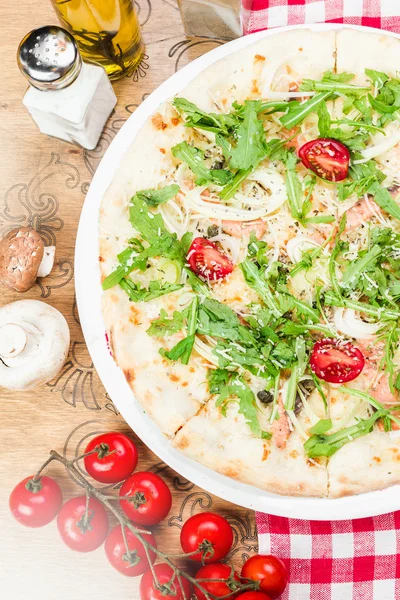 Rustikale italienische Pizza — Stockfoto