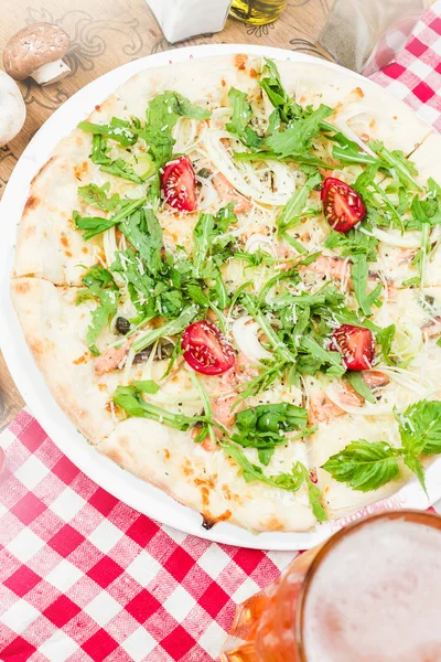 Rustikale italienische Pizza — Stockfoto