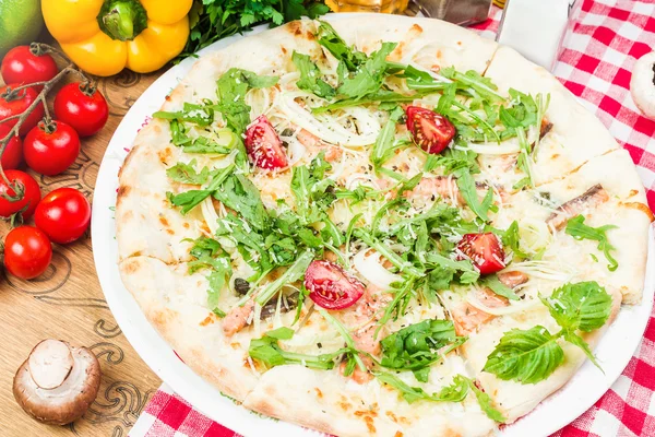 Rustikale italienische Pizza — Stockfoto