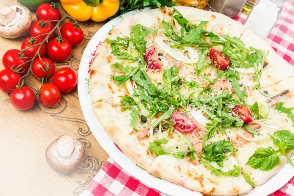 Rustikale italienische Pizza — Stockfoto