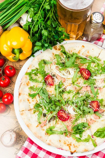 Rustikale italienische Pizza — Stockfoto