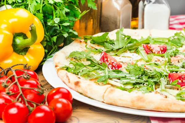 Rustikale italienische Pizza — Stockfoto