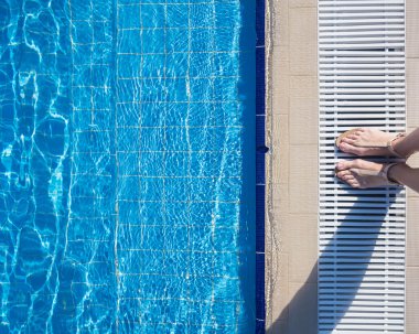 Yüzme havuzunda mavi yırtık su