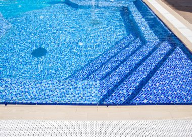 Yüzme havuzunda mavi yırtık su